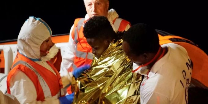 Aufnahme eines Flüchtlings von der «Open Arms» Aufnahme eines Flüchtlings von der «Open Arms»