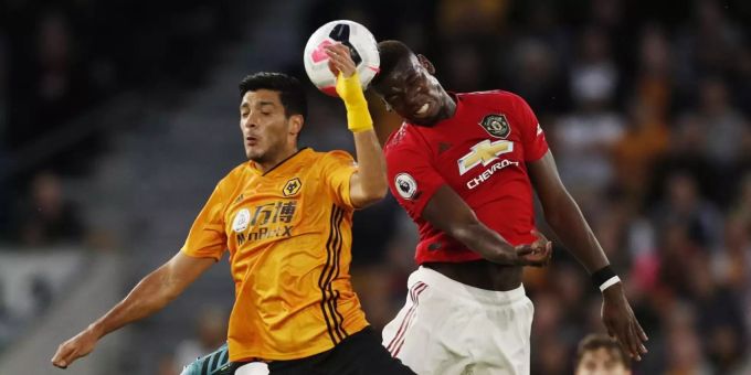 Raul Jimenez von Wolverhampton und Paul Pogba von Manchester United kämpfen um den Ball. Manchester United Paul Pogba