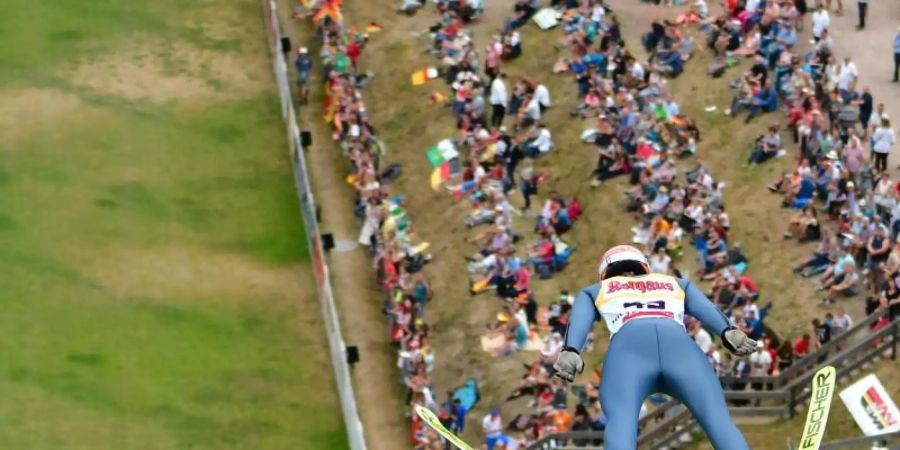 Karl Geiger beim Sprung von der Schanze in Hinterzarten. Foto: -/Foto Huebner