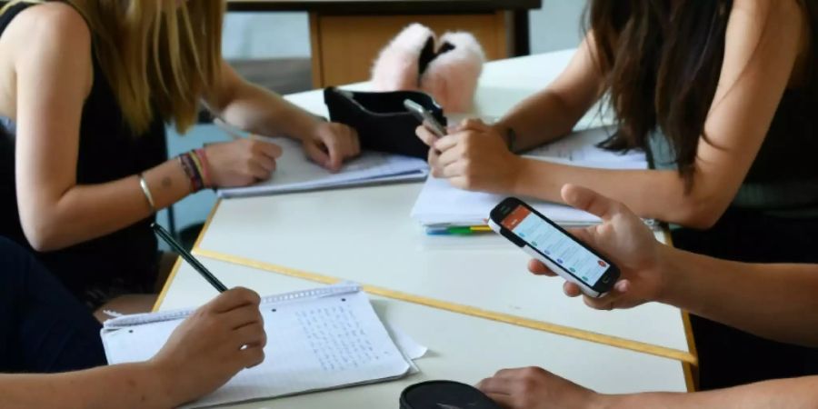 Ältere Schüler mit Smartphones