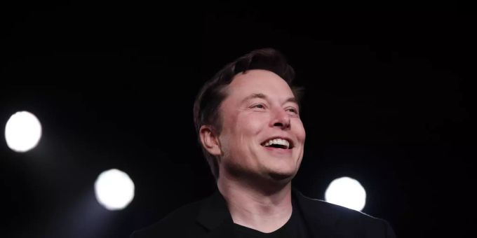 Elon Musk an einer Präsentation. Tesla