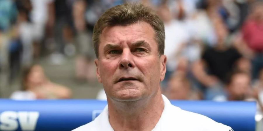 Hat keinen leichten Stand nach dem nur knapp verhinderten Saison-Fehlstart des HSV: Hamburgs Trainer Dieter Hecking. Foto: Carmen Jaspersen