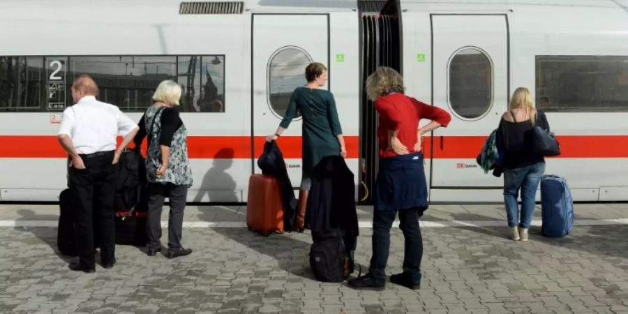 Bahnreisende in München