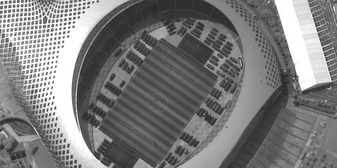 Auf einem Satellitenbild sind parkierte Militärfahrzeuge in einem Stadion in Shenzhen zu sehen. China Hongkong Militär
