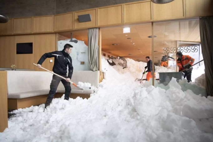 Helfer schaufelten das Hotel auf der Schwägalp vom Schnee frei. Schwägalp
