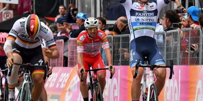 Damiano Cima aus dem Team Nippo-Vini Fantini rettet sich vor Pascal Ackermann, dem deutschen Meister, über die Ziellinie. Damiano Cima aus dem Team Nippo-Vini Fantini rettet sich vor Pascal Ackermann, dem deutschen Meister, über die Ziellinie.