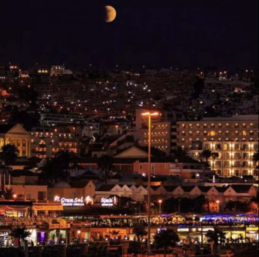 Die partielle Mondfinsternis aufgenommen in Adeje (ESP).