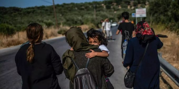 Griechische Regierung bringt Flüchtlinge aufs Festland Griechische Regierung bringt Flüchtlinge aufs Festland
