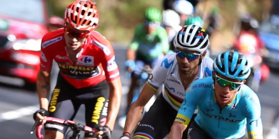 Primoz Roglic (links im roten Trikot) sitzt an der Vuelta weiterhin fest im Sattel. Auch in der 18. Etappe behauptete er seine Führung in der Gesamtwertung gegenüber seinen Konkurrenten - im Bild Weltmeister Alejandro Valverde aus Spanien und Miguel Angel Lopez aus Kolumbien.