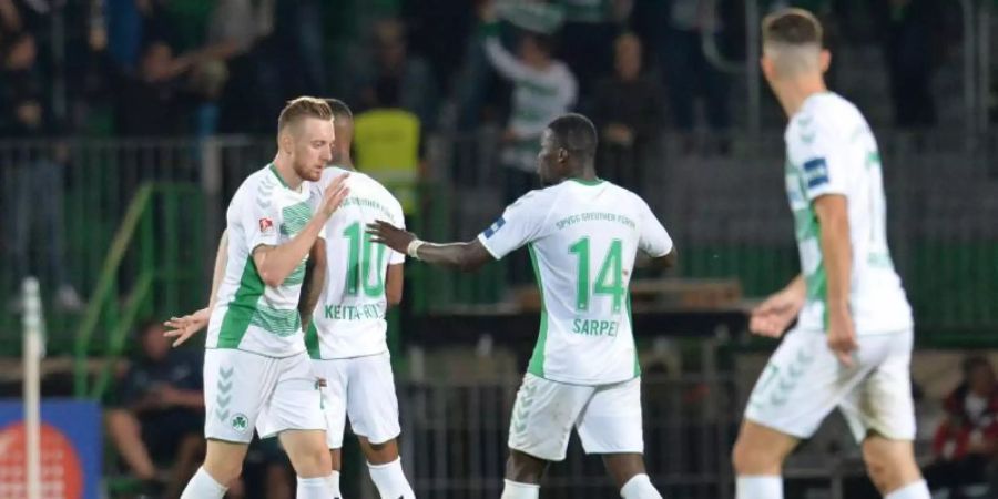 Die Spieler der SpVgg Greuther Fürth feiern das Tor zum 1:1-Ausgleich. Foto: Timm Schamberger