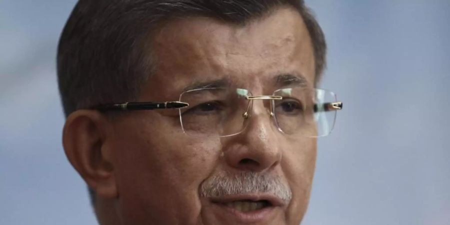 Ahmet Davutoglu, früherer Premierminister der Türkei, erklärt während einer Pressekonferenz seinen Austritt aus der Regierungspartei AKP von Präsident Erdogan. Foto: AP