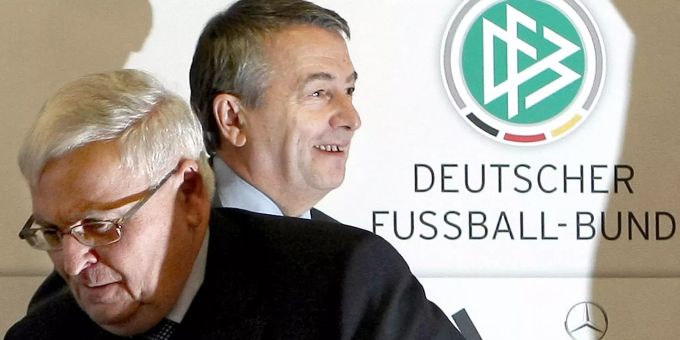 Theo Zwanziger (links) und der ehemalige DFB-Generalsekretär Wolfgang Niersbach (rechts). (Archivbild) Zwanziger Niersbach Beckenbauer DFB