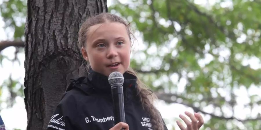 Greta Thunberg nach ihrer Ankunft; Die Klimaaktivistin war am 14. August im englischen Plymouth zu einer Atlantiküberquerung mit dem Rennsegler «Malizia» aufgebrochen. Foto: Mary Altaffer/AP