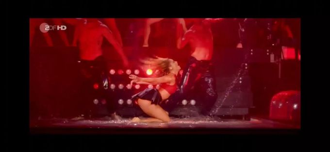 Helene Fischer räkelt sich im Latex-Outfit auf dem Bühnenboden. helene fischer