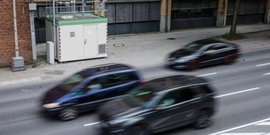 Autos fahren an Messtation für Luftschadstoffe in Stuttgart vorbei