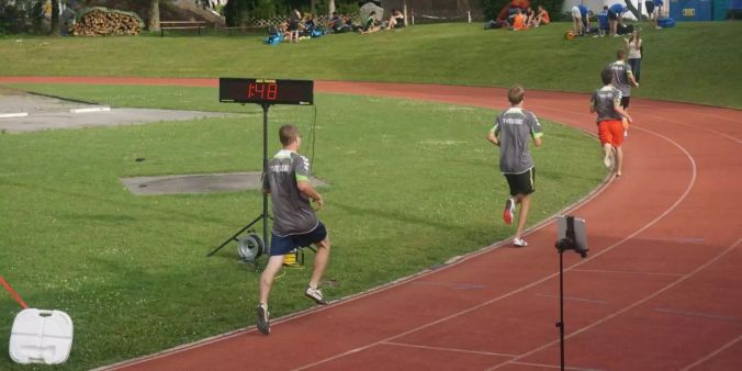 Das Highlight, der 1000m-Lauf: Sven vorneweg, dicht gefolgt von Tobias, Nils und Matthias.
