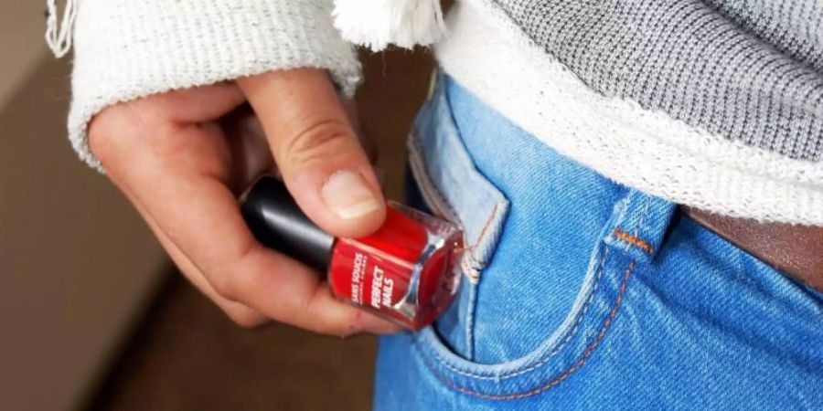 Schnell mal einen Nagellack mopsen: Im deutschen Einzelhandel wird immer mehr geklaut. Foto: Katharina Heimeier