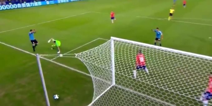 Luis Suarez fordert Penalty nach der Intervention des chilenischen Keepers. Luis Suarez