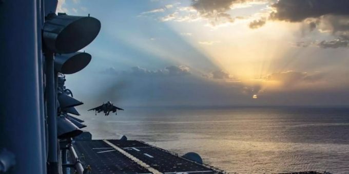 Ein Kampfflugzeug vom Typ AV-8B Harrier landet bei einer Übung auf dem Flugdeck der «USS Kearsarge» (LHD 3). Foto: Seaman Nicholas Boris/US Navy Ein Kampfflugzeug vom Typ AV-8B Harrier landet bei einer Übung auf dem Flugdeck der «USS Kearsarge» (LHD 3). Foto: Seaman Nicholas Boris/US Navy
