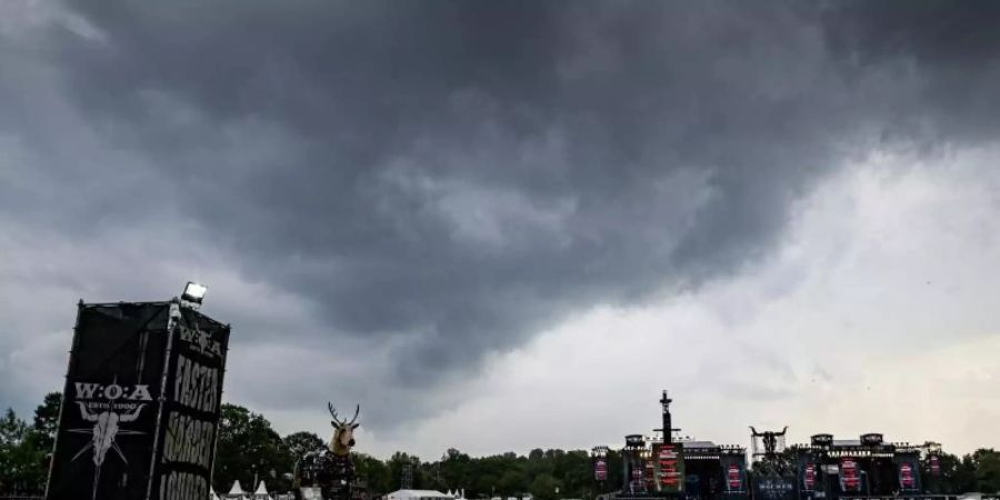 Dunkle Gewitterwolken ziehen über Wacken. Foto: Axel Heimken