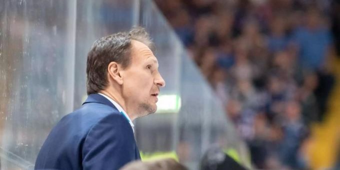 Will in der DEL mit Adler Mannheim oben mitmischen: Trainer Pavel Gross. Foto: Lino Mirgeler