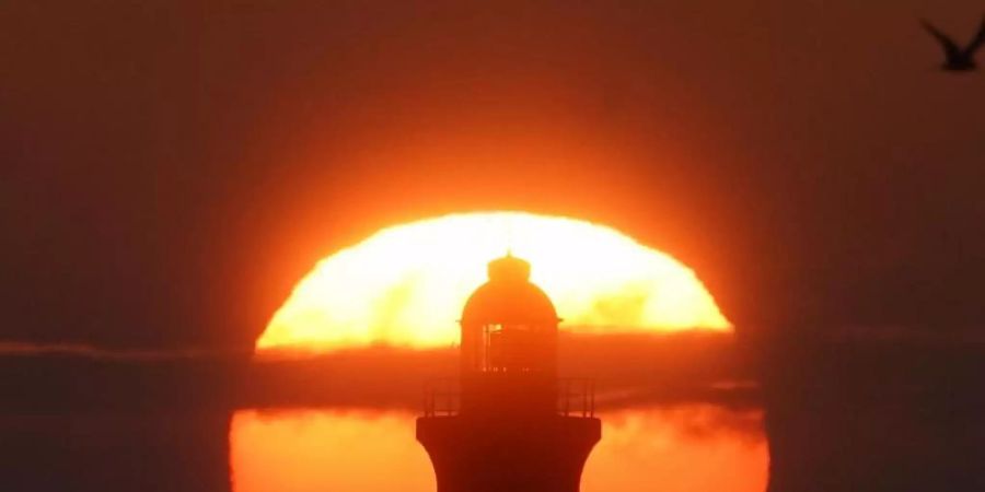 Sonnenaufgang im August hinter dem South Shields Leuchtturm an der Mündung des Tyne in Grossbritannien. Foto: Owen Humphreys/PA Wire