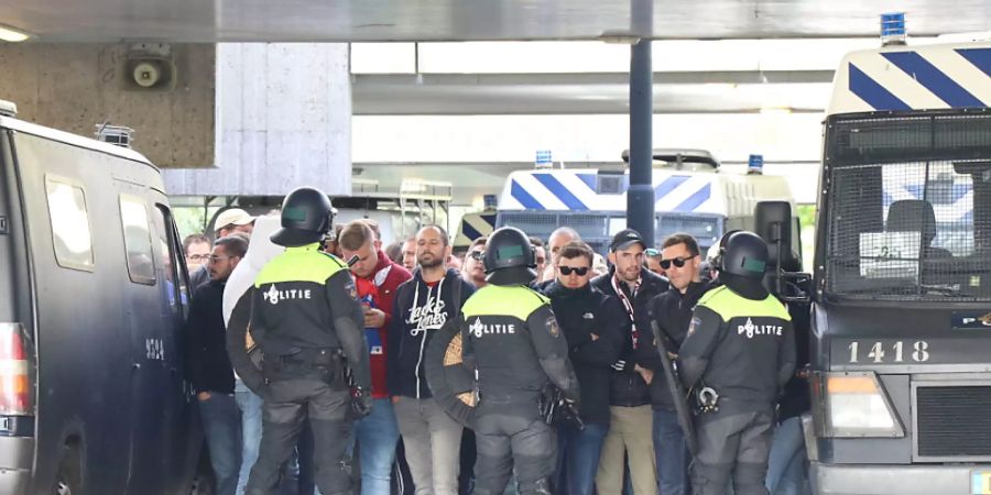 Die niederländische Polizei nimmt Fans von Lille fest