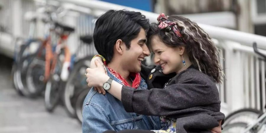 Javed (Viveik Kalra) und Eliza (Nell Williams) haben eine schöne Zeit miteinander. Foto: Nick Wall/Warner Bros. Entertainment