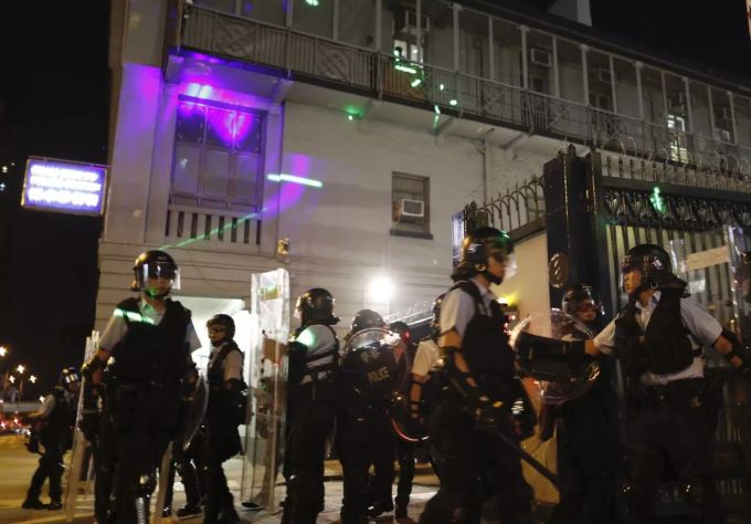Polizisten rücken am Mittwoch in Hongkong aus, um Demonstrierende zu konfrontieren. Hongkong