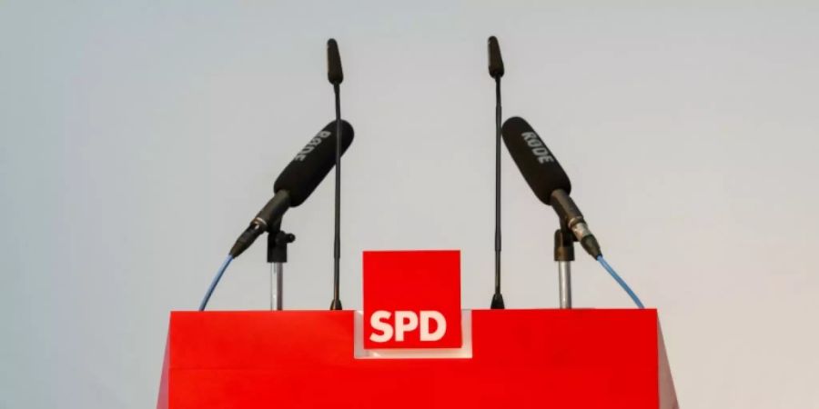 Rednerpult mit SPD-Logo