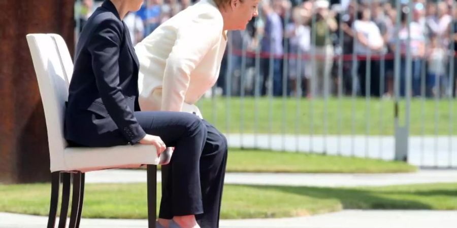 In sitzender Position verfolgen Angela Merkel und die dänische Ministerpräsidentin Mette Frederiksen das Abspielen der Nationalhymnen. Foto: Wolfgang Kumm