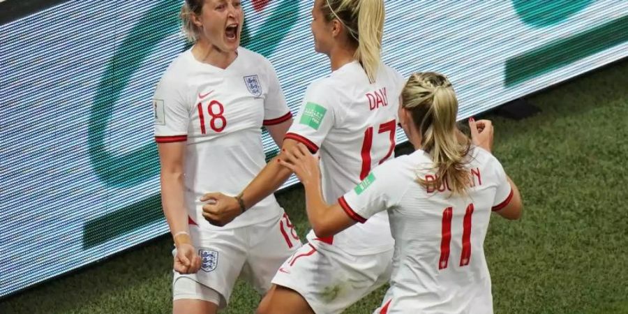 Englands Ellen White (l) feiert mit ihrem Team ihr wichtiges Tor gegen Japan. Foto: John Walton/PA Wire