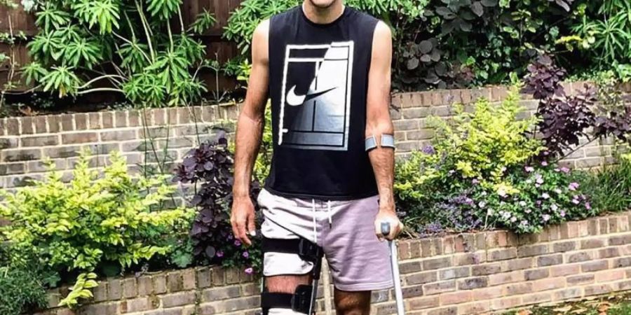 Fällt länger aus: Juan Martin del Potro stützt sich auf eine Gehhilfe. Sein Knie ist bandagiert. Foto: -/telam