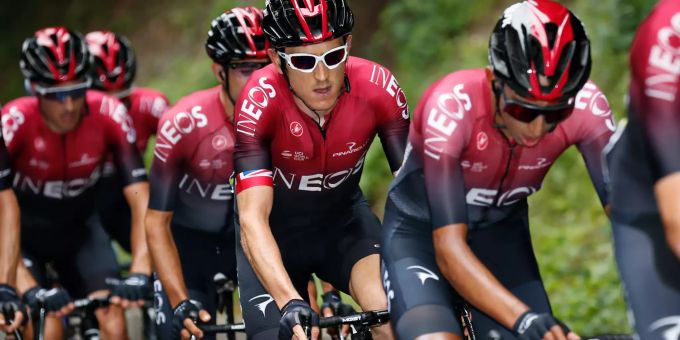 Das Team Ineos in Aktion: Geraint Thomas (m) fährt hinter Egan Bernal. Tour de France