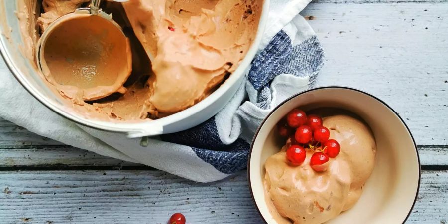 Joghurt-Schokolade-Johannisbeeren-Glace Nau kocht