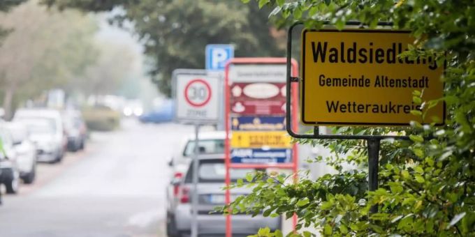 Schild des Ortsteils Waldsiedlung der Gemeinde Altenstadt. Der Ortsbeirat hatte einen NPD-Funktionär einstimmig zum Ortsvorsteher gewählt. Foto: Andreas Arnold Schild des Ortsteils Waldsiedlung der Gemeinde Altenstadt. Der Ortsbeirat hatte einen NPD-Funktionär einstimmig zum Ortsvorsteher gewählt. Foto: Andreas Arnold