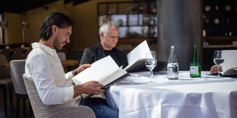 Kritische Blicke von Yakin und Zbinden auf die Speisekarte.