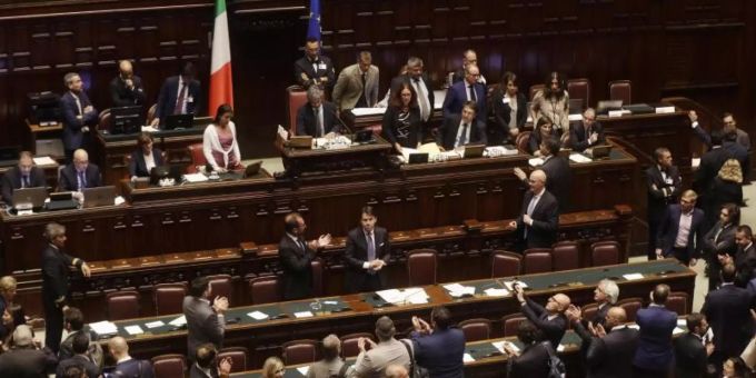 Giuseppe Conte würdigt, nachdem das italienische Abgeordnetenhaus dem neuen Kabinett das Vertrauen ausgesprochen hat, den Applaus der Parlamentarier. Foto: Gregorio Borgia/AP Giuseppe Conte würdigt, nachdem das italienische Abgeordnetenhaus dem neuen Kabinett das Vertrauen ausgesprochen hat, den Applaus der Parlamentarier. Foto: Gregorio Borgia/AP