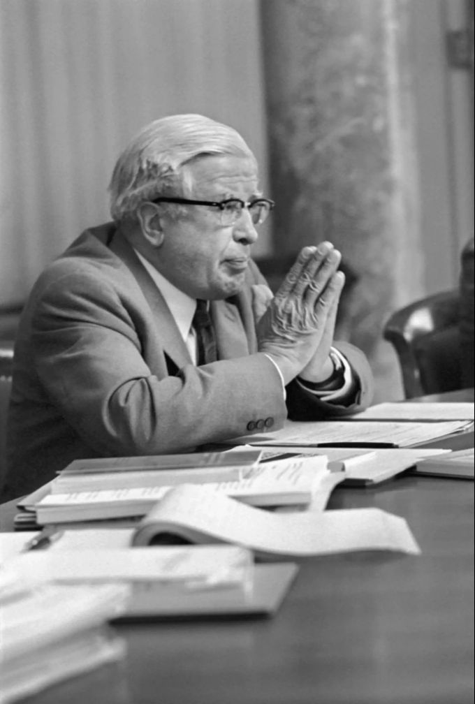 Karl Schmid, damaliger Professor für deutsche Sprache und Literatur an der ETH in Zürich, nimmt am 31. Mai 1972 an der Pressekonferenz in Bern zur Erhöhung der Bundesgelder für kantonale Hochschulen teil. Karl Schmid