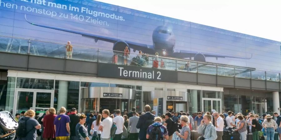 Fluggäste vor verschlossenem Terminal 2 in München