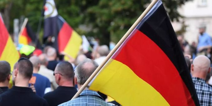 Teilnehmer der rechtsextremistischen Bewegung Pro Chemnitz versammeln sich in Chemnitz zu einer Kundgebung. Foto: Hendrik Schmidt Teilnehmer der rechtsextremistischen Bewegung Pro Chemnitz versammeln sich in Chemnitz zu einer Kundgebung. Foto: Hendrik Schmidt