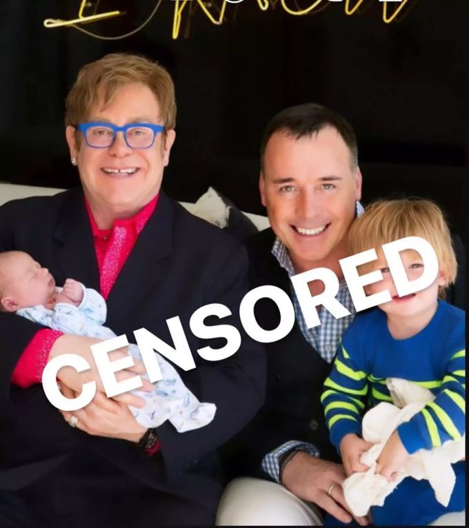 Elton John mit Ehemann und seinen beiden Söhnen: Mit diesem Bild teilt der Sänger gegen Wladimir Putin aus. Elton John