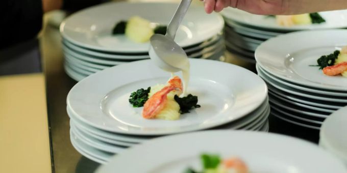 In Basel muss man künftig keine Vorbereitungskurse zum Wirtpatent absolvieren. Foto Reto Schläppi (Symbolbild) Gastronomie