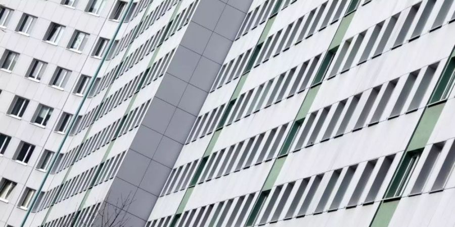 Wohnhäuser an der Frankfurter Allee in Berlin-Friedrichshain: Der von SPD, Linke und Grünen geführte Berliner Senat hatte sich jüngst auf Eckpunkte für einen Mietendeckel geeinigt. Foto: Wolfgang Kumm