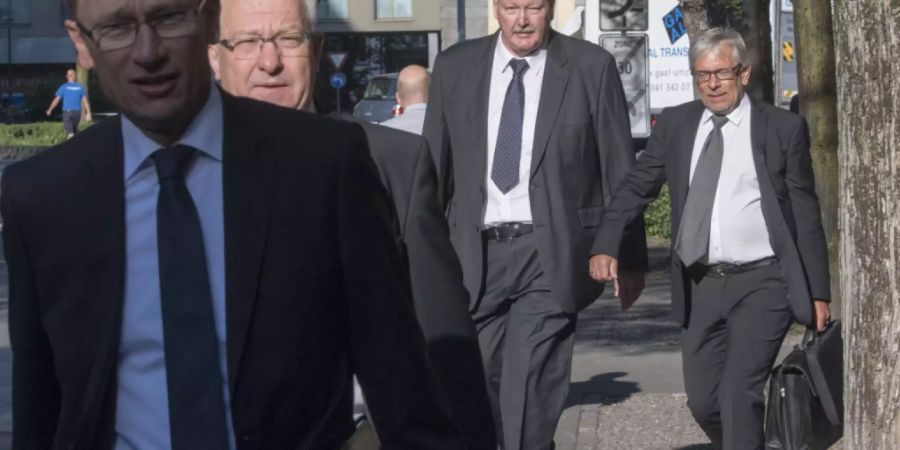 Der Kommandant der Luzerner Polizei, Adi Achermann (links), und der damalige Kripochef Daniel Bussmann (3. von links) 2017 auf dem Weg zum Prozess vor dem Bezirksgericht Kriens. Das Kantonsgericht hat nun den Freispruch bestätigt.