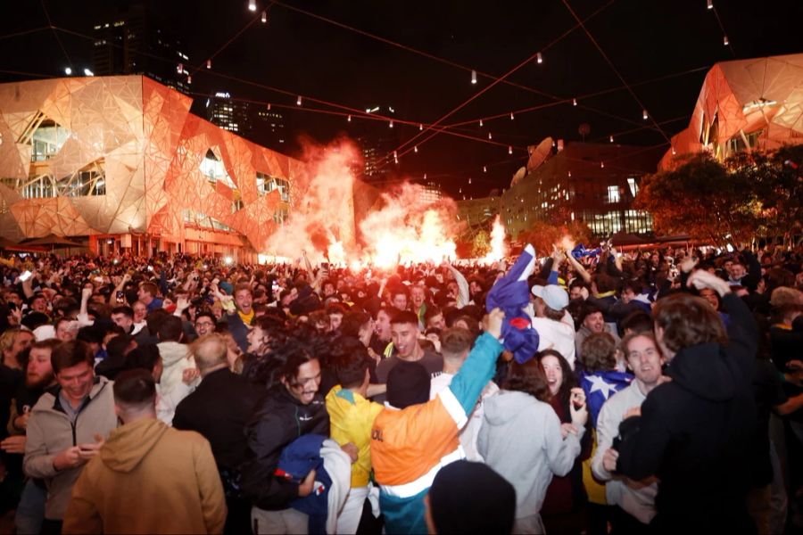 Am Federation Square in Melbourne feiern Tausende ihr Nationalteam.