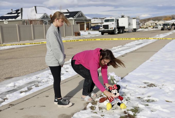 Bewohnerinnen der US-Stadt Enoch im Bundesstaat Utah trauern um die acht getöteten Familienmitglieder. enoch familie mord
