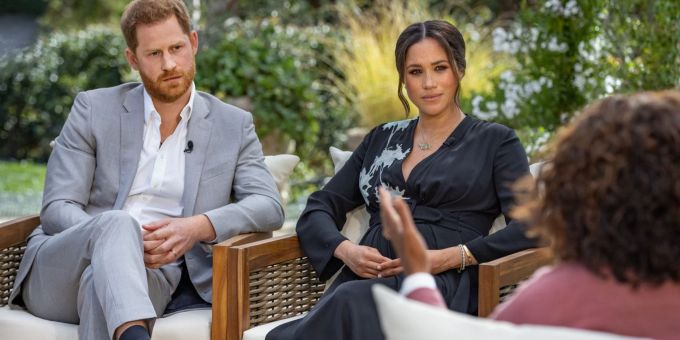 Harry und Meghan im Gespräch mit US-Moderatorin Oprah Winfrey (r). prinz harry meghan markle