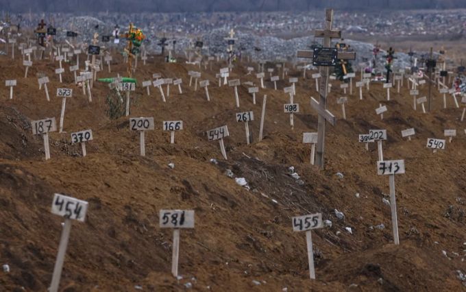 Ungekennzeichnete Gräber in der ukrainischen Stadt Mariupol. Jürg Grossen betont: «Der Grünliberalen Partei ist speziell wichtig, dass die besonders betroffene Zivilbevölkerung geschütz wird.» Deshalb fordert die GLP vom Bundesrat eine Anpassung der Praxis zur Ausfuhr von Schutzmaterial. (Archivbild) SDS GLP Grossen Jahresrückblick