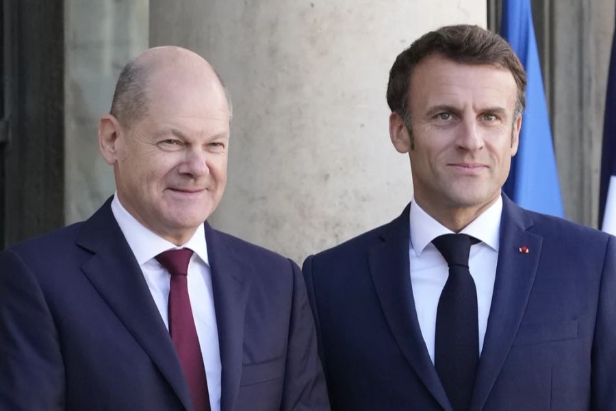 Auch der deutsche Bundeskanzler Olaf Scholz (l) und Frankreichs Präsident Emmanuel Macron werden dieses Jahr keine Neujahrspost aus dem Kreml erhalten.